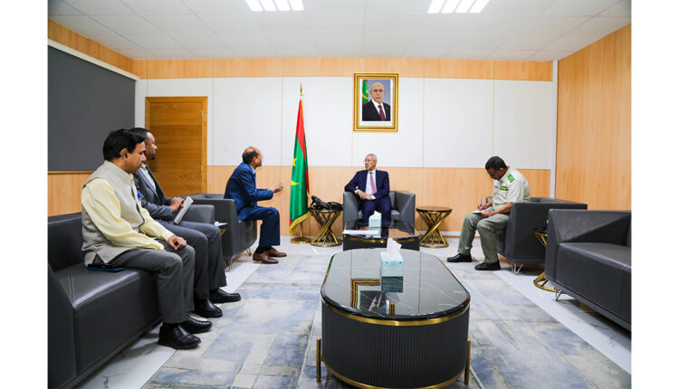 وزير الدفاع يستقبل السفير الهندي