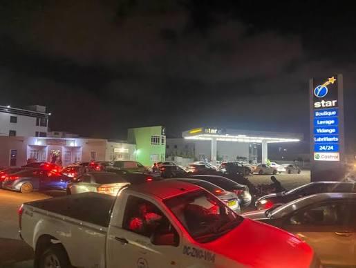 طوابير طويلة بحثا عن البنزين والوزارة تؤكد أن الوضعية في طور الحل